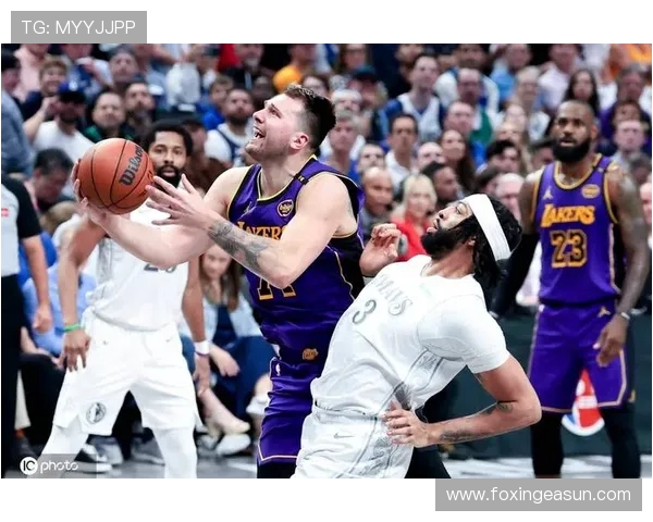 原创6连胜+18记三分!湖人轻取独行侠,里夫斯封神,浓眉回归引欢呼